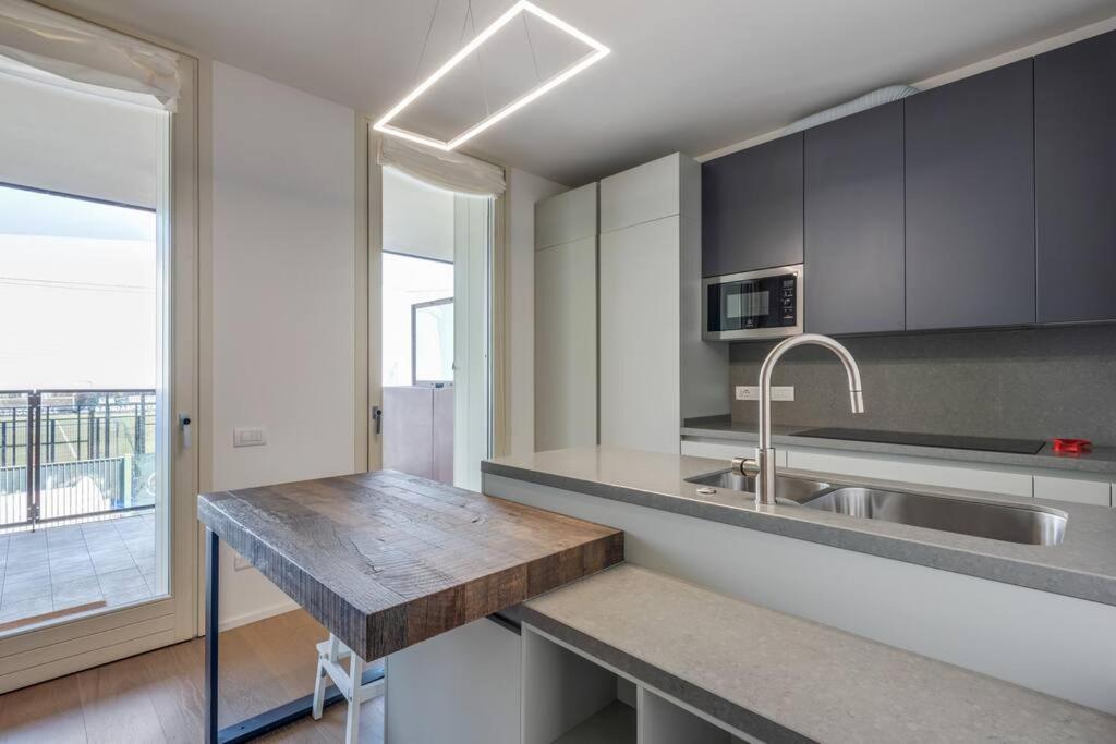 Easylife - Modern And Spacious Apt In Fiera City Life Milan Bagian luar foto