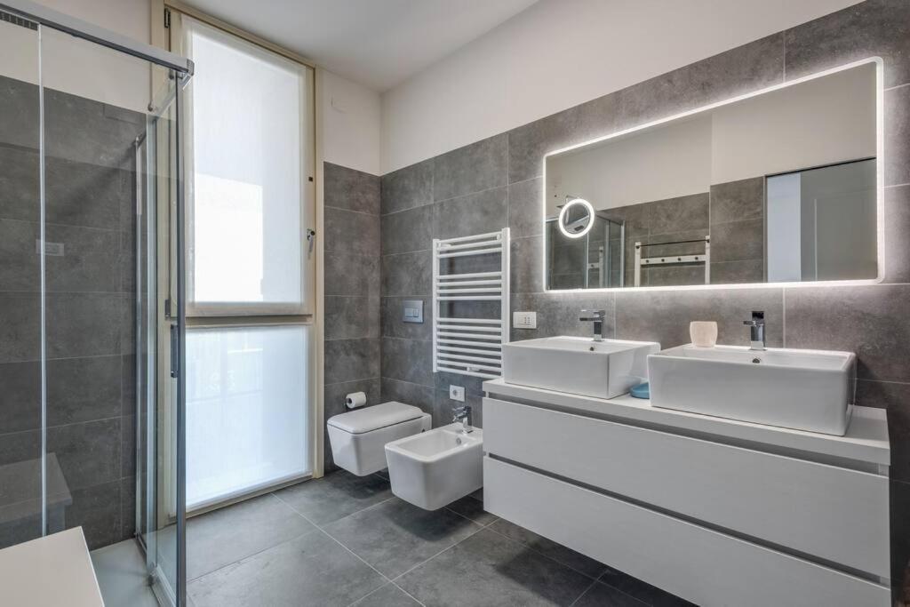 Easylife - Modern And Spacious Apt In Fiera City Life Milan Bagian luar foto